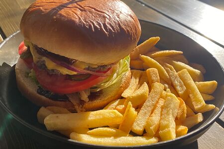 Бургер с говядиной и картофелем фри 