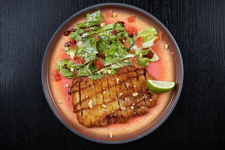 Теплый салат с хрустящим цыпленком, арахисом и ромэном