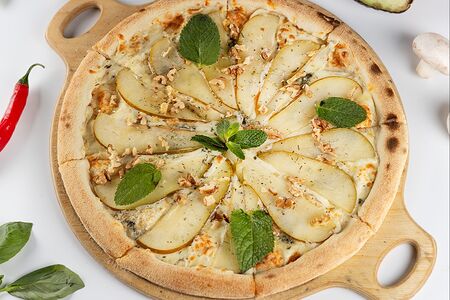 Пицца с грушей и горгонзолой