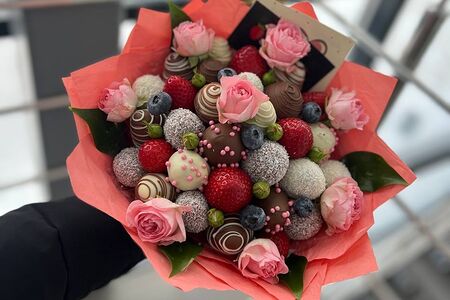 Клубничный букет с розочками №4