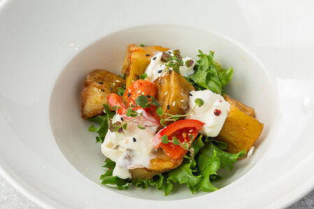 Томаты со страчателлой и хрустящими баклажанами