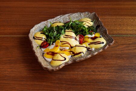 Филе цыплёнка с руколой и заправкой манго-маракуйя