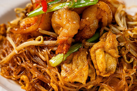 Тонкая рисовая лапша с креветками по-сингапурски