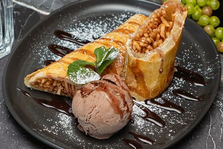 Штрудель с яблоком