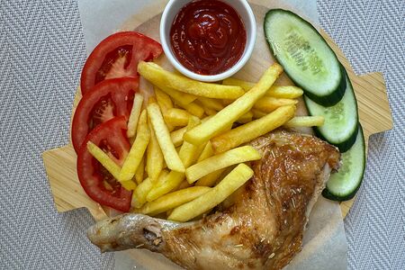 Курица гриль с картофелем и соусом