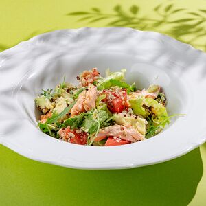 Салат с копчёной форелью, киноа и авокадо