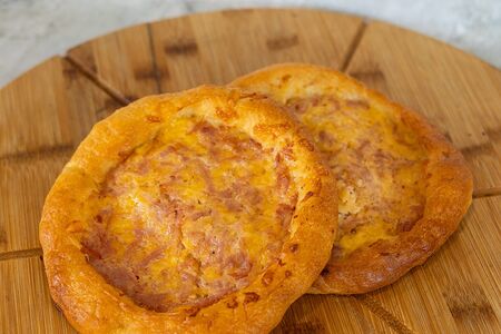 Ватрушка с сыром и ветчиной