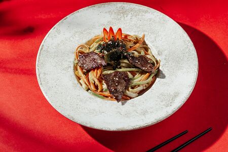 Паназиатская паста Том ям с говядиной