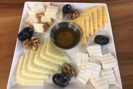 Сырная тарелка из кавказских сыров