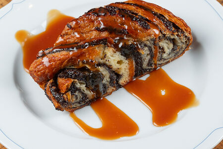 Маковый рулет с соленой карамелью
