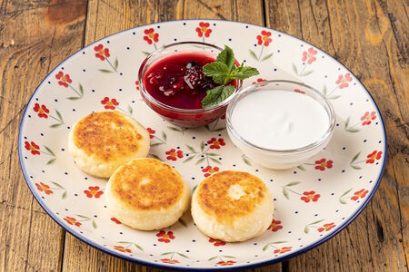 Сырники из Рикотты со сметаной и вареньем