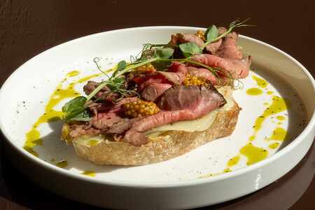 Брускетта с ростбифом