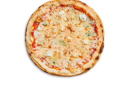 Сырная пицца с лепестками миндаля