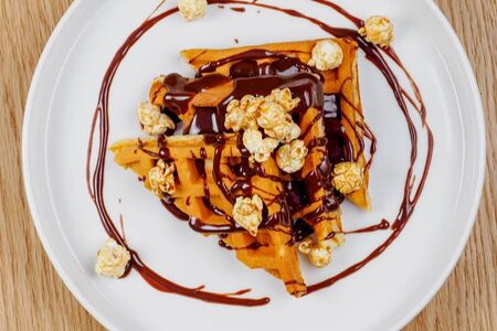 Вафли с шоколадом и попкорном 