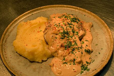 Медальоны из говядины в соусе дорблю