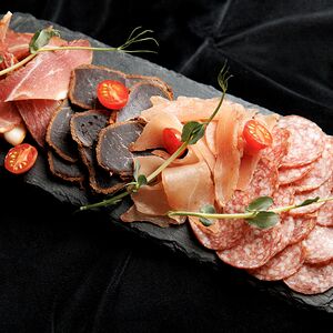 Мясное плато с бастурмой и салями