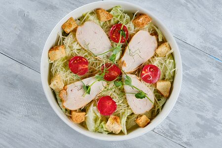 Салат Цезарь с курицей