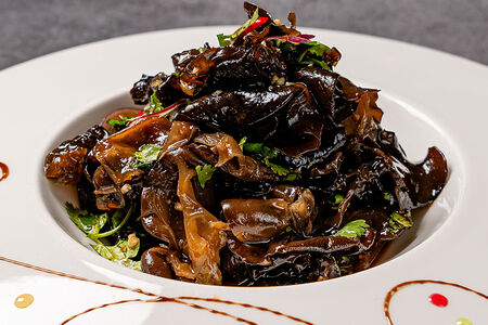 Древесные грибы муэр в кисло-остром соусе