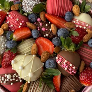 Клубника в шоколаде в круглой коробке с миндалем и голубикой