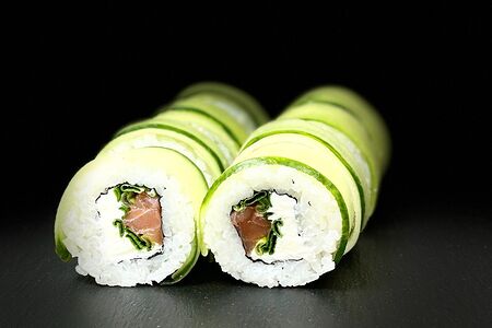 Филадельфия с огурцом и форелью 