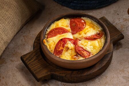 Запечённый сулугуни с помидорами на кеци