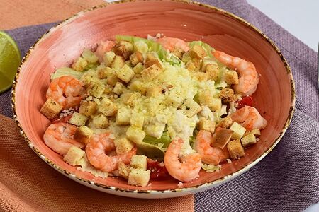 Салат Цезарь с тигровыми креветками