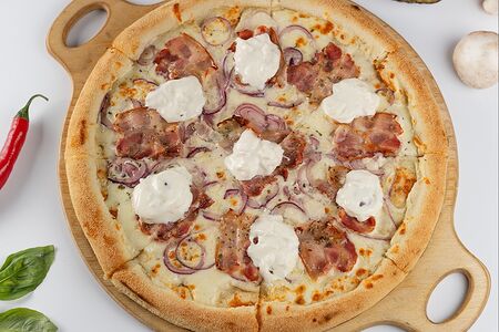 Пицца с беконом и страчателлой