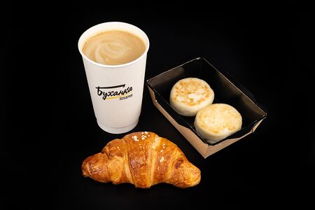 Капучино 400, сырники и круассан с абрикосом