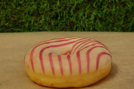 Пончик малиновый