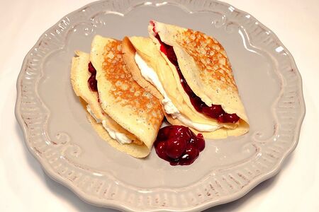 Блин с вишней