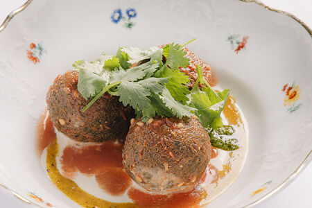 Фалафель Saviv с томатным тартаром и тахини