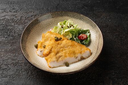 Шницель из куриной грудки с салатом Цезарь
