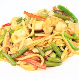 Лапша с морепродуктами и овощами