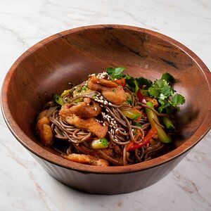 Гречневая лапша с курицей и овощами