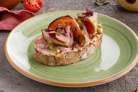 Брускетта с тамбовским окороком