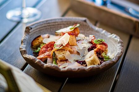 С креветками, крутонами из чиабатты и соусом Цезарь