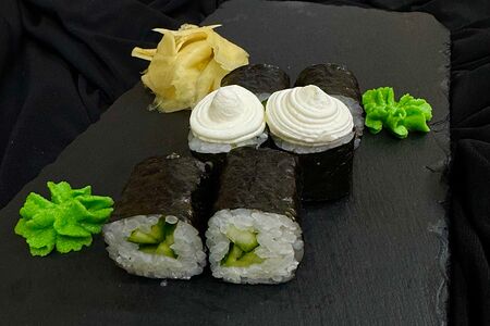 Мини-ролл с огурцом