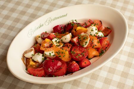 Томаты с мини-моцареллой и спелой клубникой