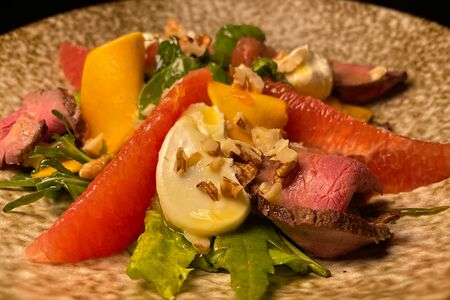 Салат с ростбифом, грейпфрутом, маринованной тыквой и манговым соусом 