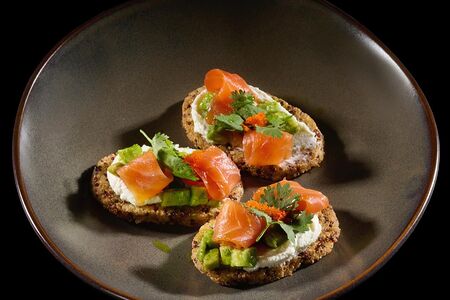 Киноа Крипси с копченым лососем