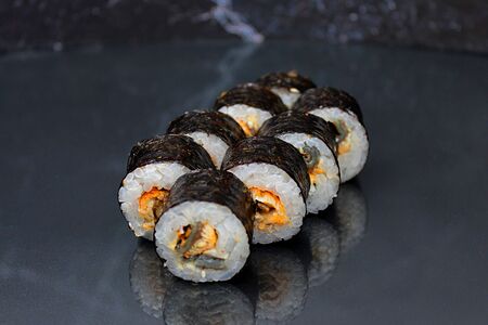 Маки с угрем