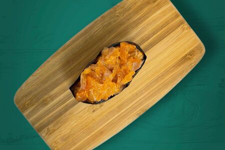 Гункан с лососем