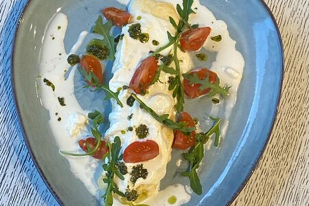 Скрэмбл с помидорами, страчателлой и соусом песто