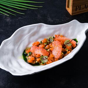 Тартар из лосося с грейпфрутом и огурцом