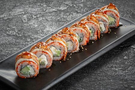 Угорь, авокадо, сливочный сыр, масаго