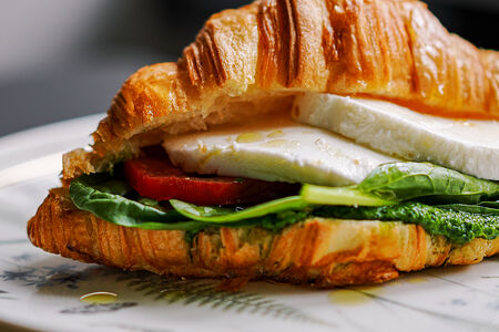 Круассан с моцареллой и соусом песто