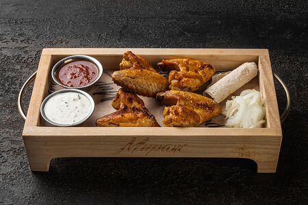 Куриные крылья с соусом