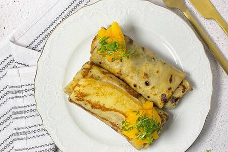 Домашние блины с персиком и творогом