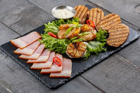 Копченая грудинка с хреном