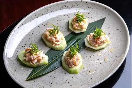 Огурец с острым крабом и тобико